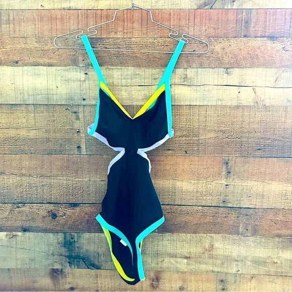 NWOT Victoria’s Secret Beach Sexy Cut Out One Piece Bathing Suit - Picture 4 of 9